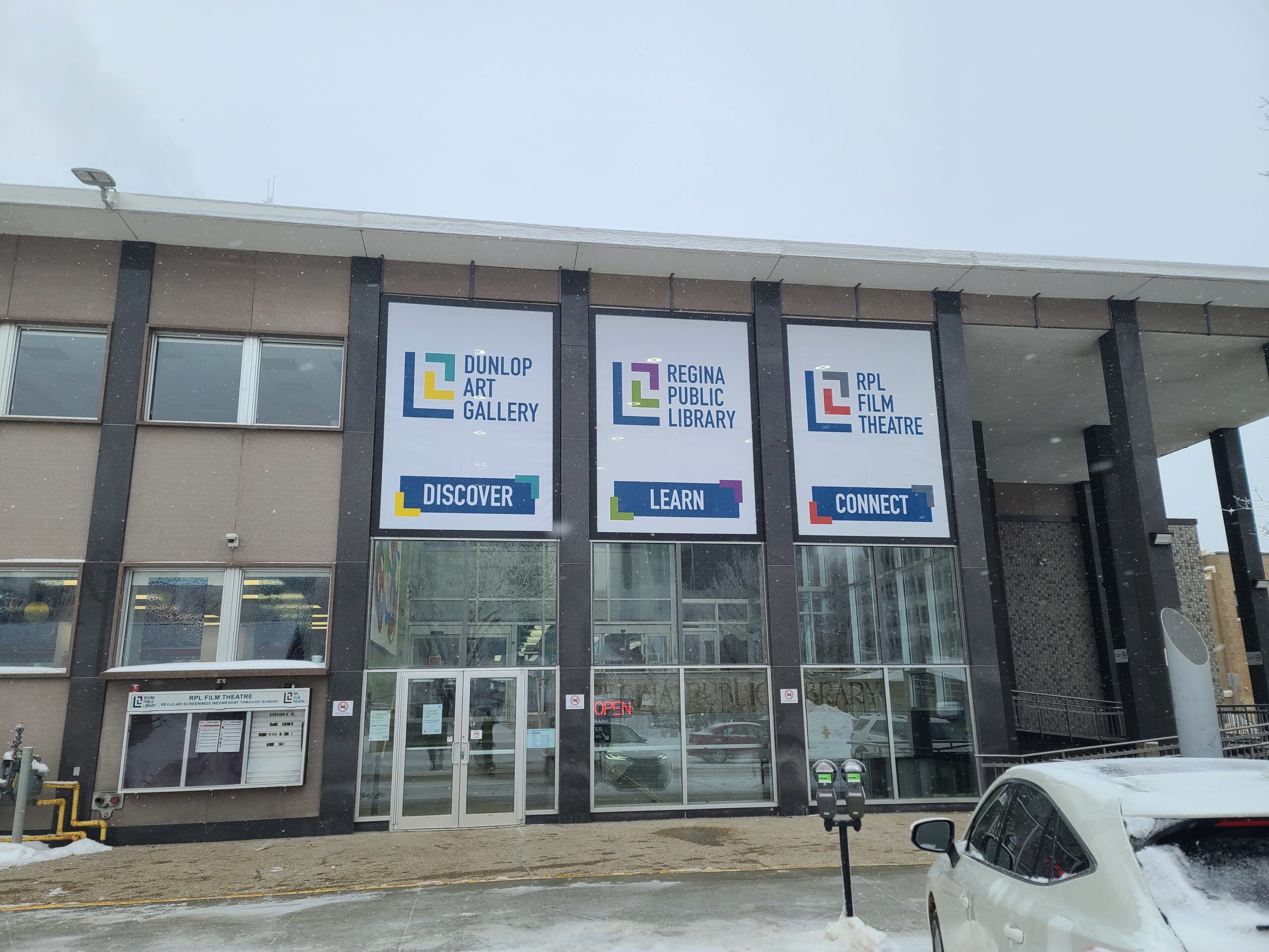 Creative_Displays_Dunlop_Art_Gallery_Regina_Public_Library_RPL_Film_Theatre_Lind_SignSpring_BannerFrame_Classic_front_view-scaled Wallscape of The Week: Creative Displays Create a Showcase