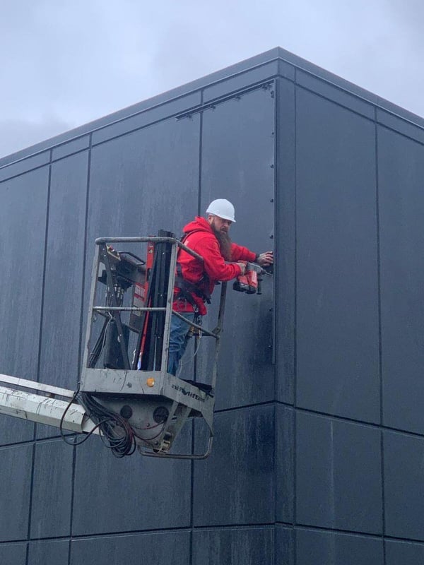 Installer-installing-Lind-Banner-Frame-Framing-System-for-SEA-Limited-Columbus-Ohio Are One-Man Wallscape Banner Installations Possible?