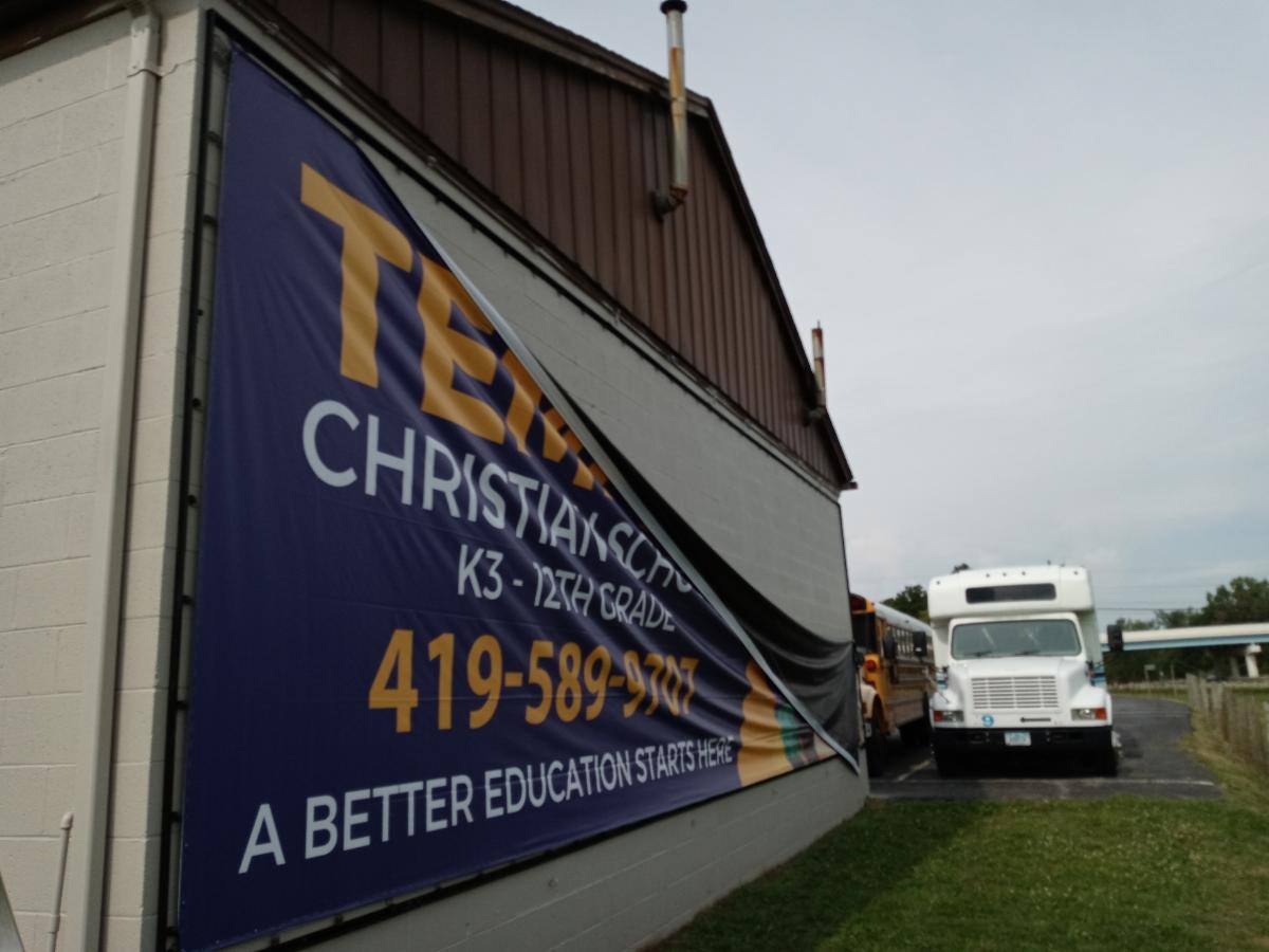 Temple_Christian_Lind_SignSpring_BannerFrameCLASSIC_Attaching_Vinyl_Banner One Man. One Wall. One Hour. Lind SignSpring BannerFrame Saves Manpower, Time & Money