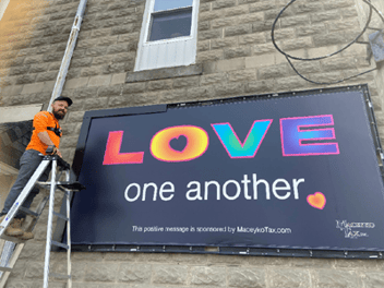BannerFrame Hinge Helps Share the Love