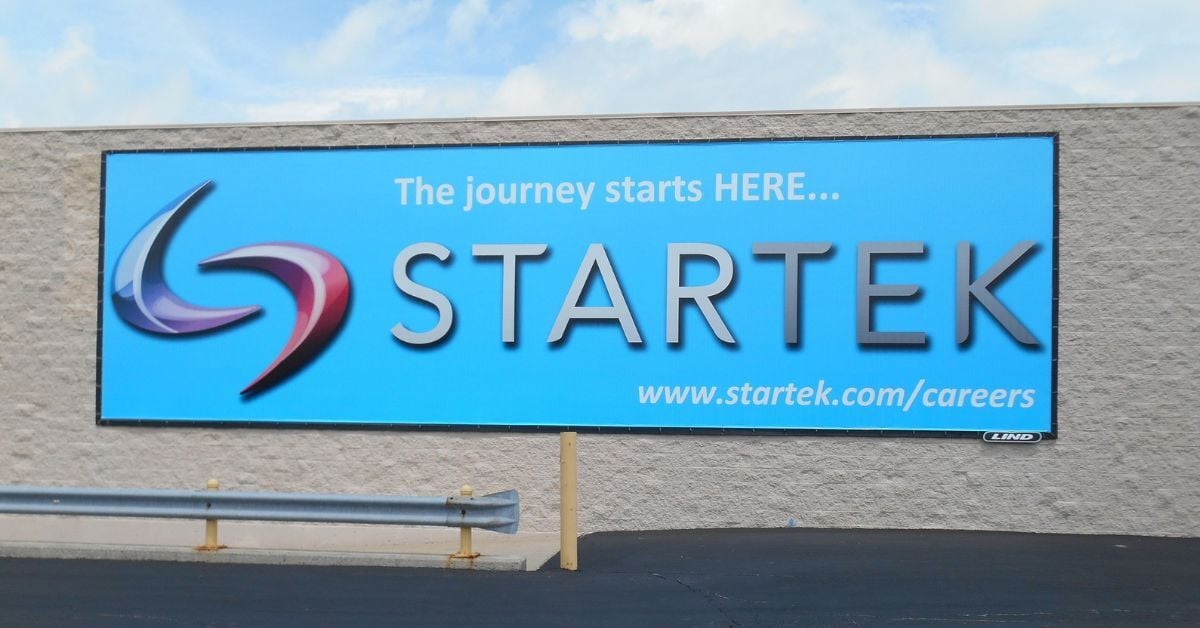 How Static Signs Complement Digital Advertising Strategies