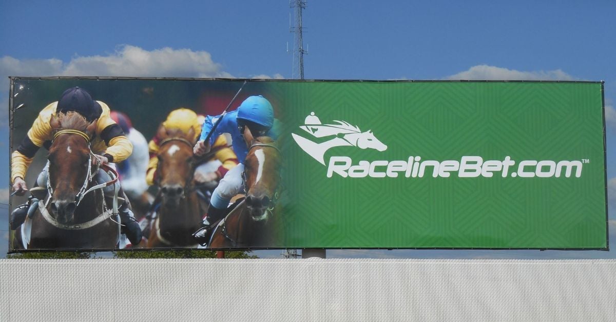 How Static Signs Complement Digital Advertising Strategies