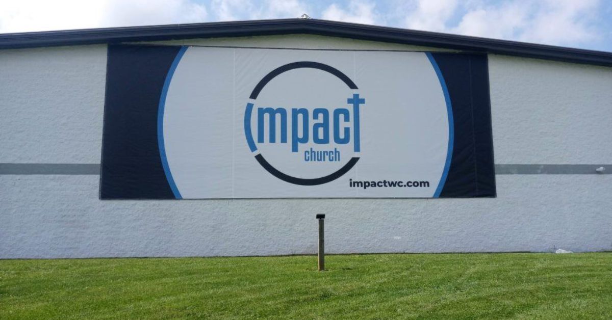 How To Choose Between Wall-Mounted and Freestanding Signage