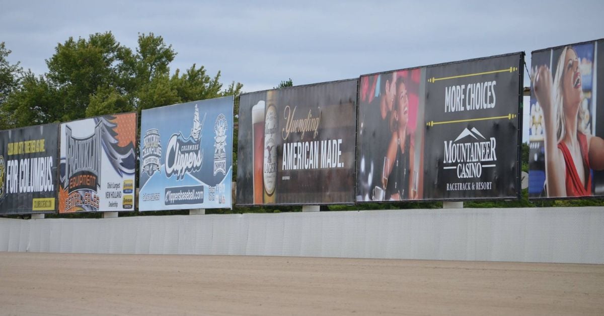 How Static Signs Complement Digital Advertising Strategies