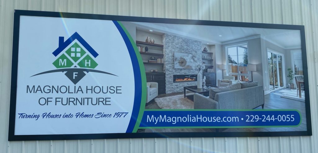 25-x-10-bannerframe-classic-lind-signspring-covers-soga-graphics-adel-ga-front-view-scaled-e1680929420419-1024x493 Wallscape of the Week: Turning Banners Into Business for Magnolia House of Furniture